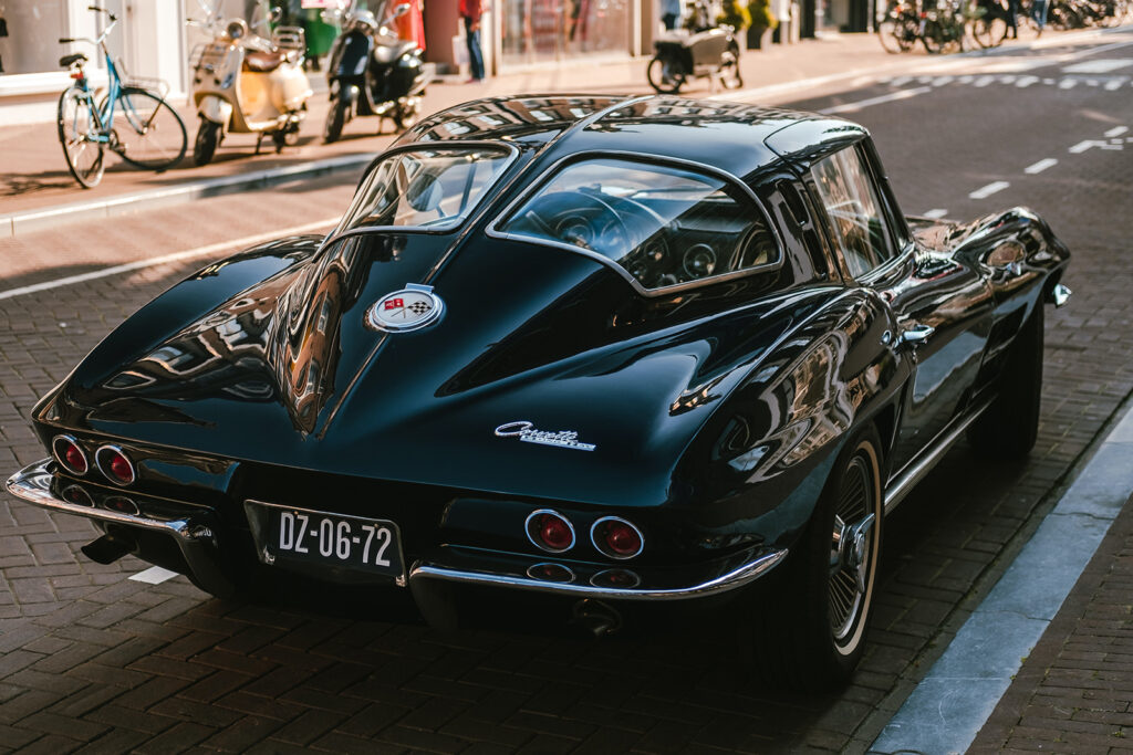 Schwarzer Oldtimer — ganzes Design
