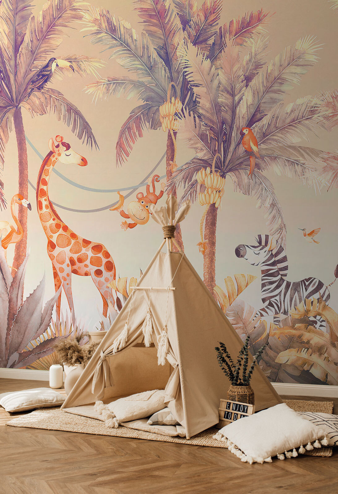 Giraffe zwischen Palmen in einem Interieur