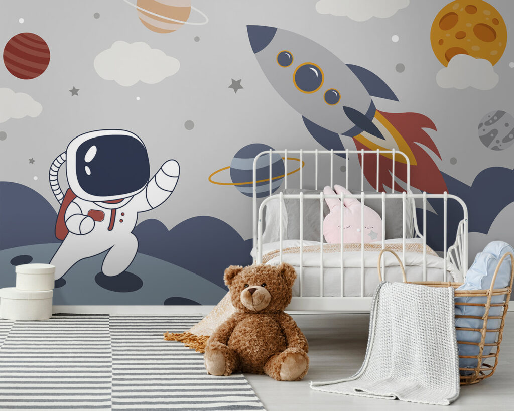 Kleiner Astronaut mit Rakete in einem Interieur