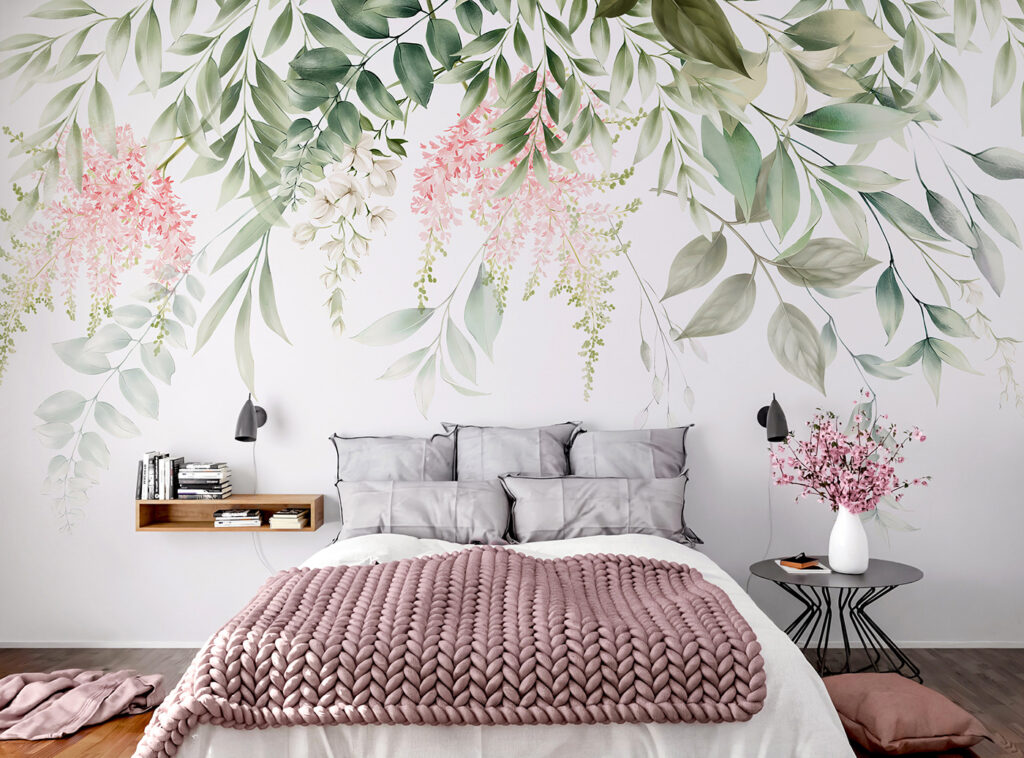 Blüten unter hängendem Laub in einem Interieur
