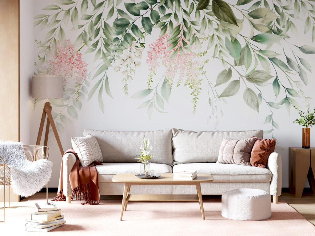 Blüten unter hängendem Laub in einem Interieur