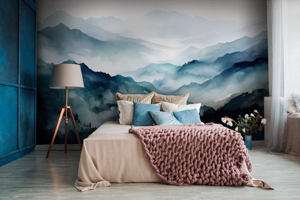 Blaue Bergrücken in Aquarell in einem Interieur