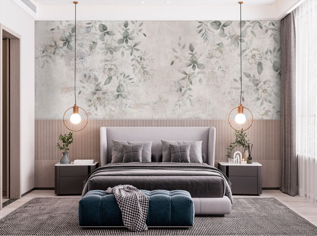 Blütenspur auf verwittertem Weiß in einem Interieur