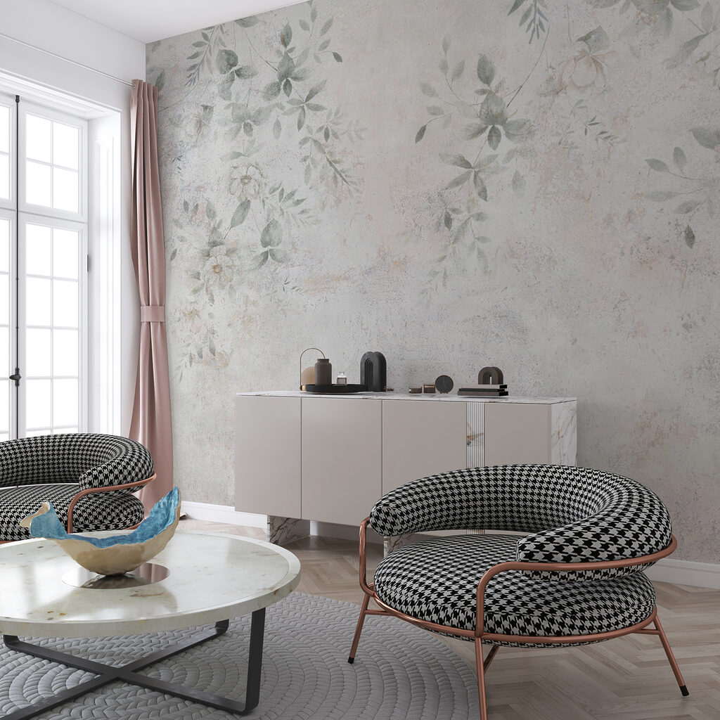 Blütenspur auf verwittertem Weiß in einem Interieur