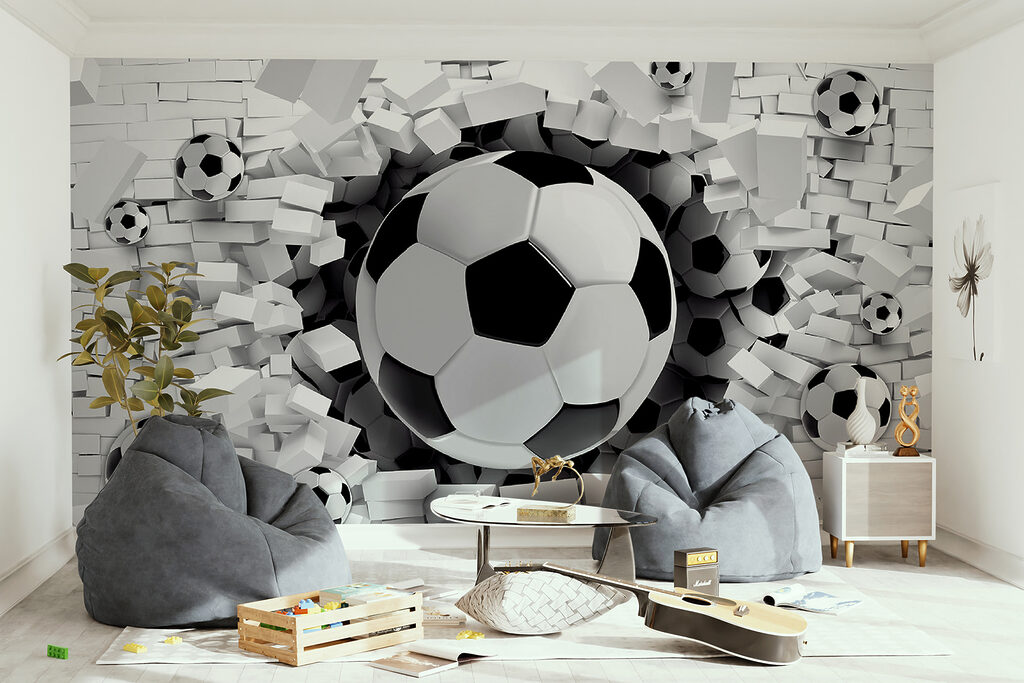 Fußbälle durchbrechen die Wand in einem Interieur