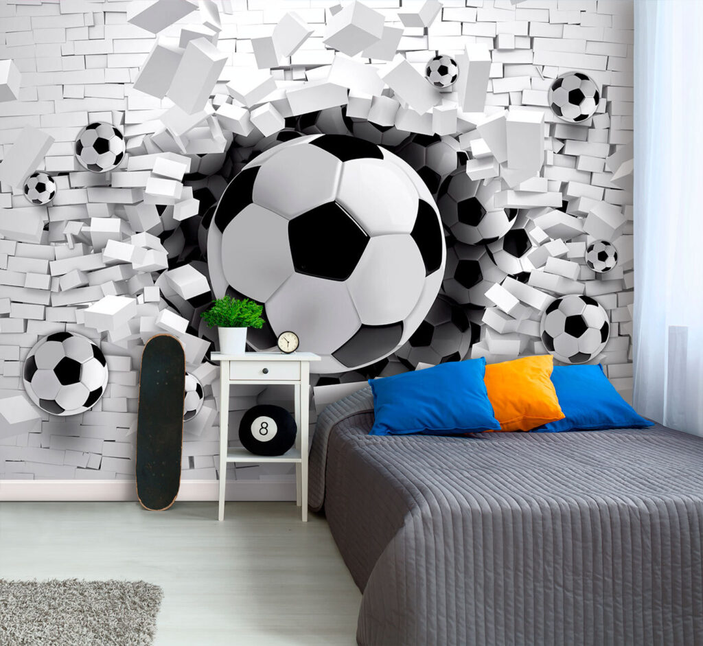 Fußbälle durchbrechen die Wand in einem Interieur