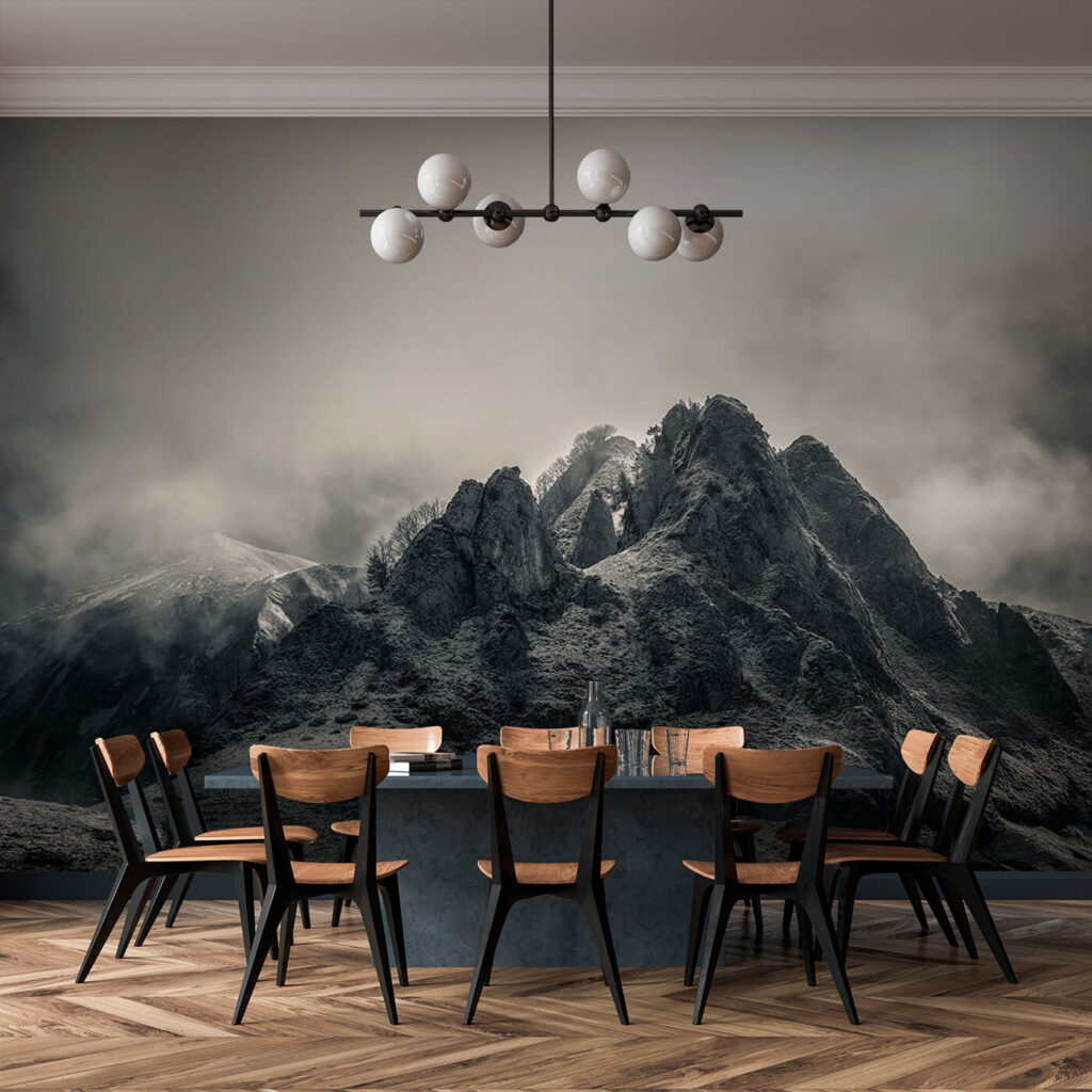 Dunkle Felsgipfel im Nebel in einem Interieur