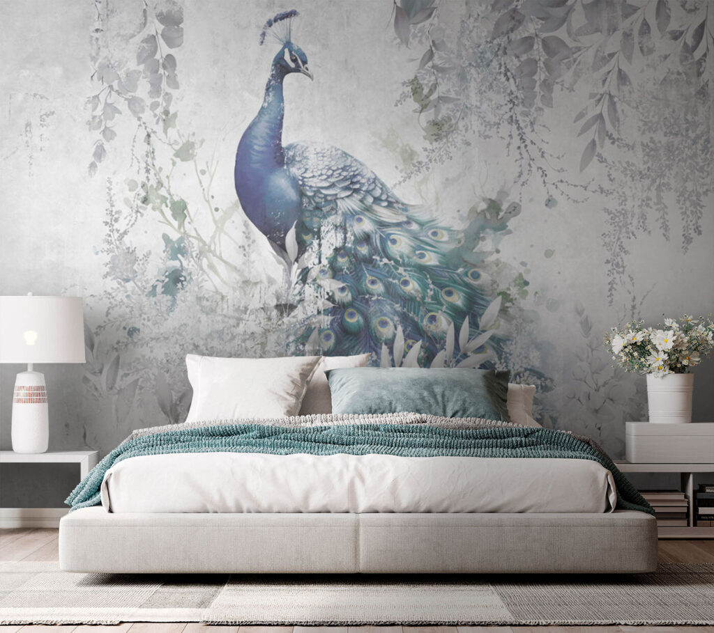 Pfau im grauen Nebel in einem Interieur