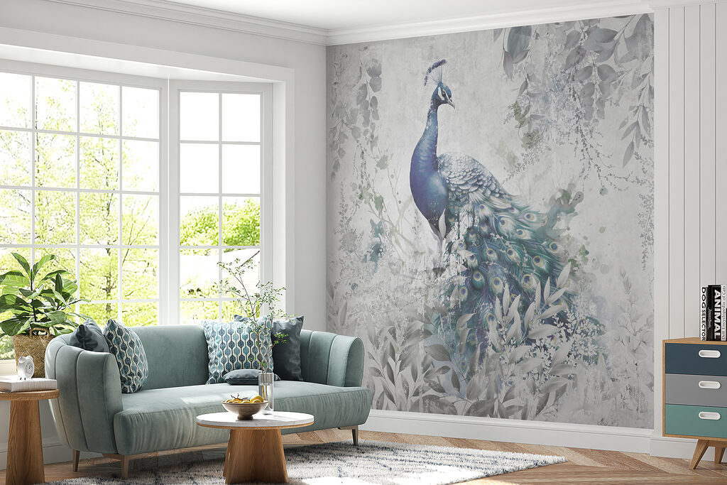 Pfau im grauen Nebel in einem Interieur