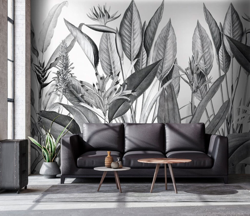 Tropenblüten zwischen hohen Blättern in einem Interieur