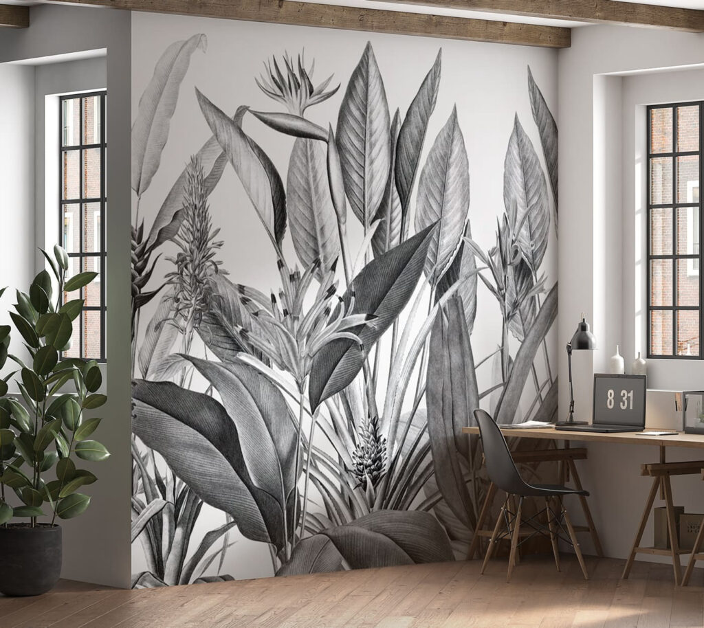 Tropenblüten zwischen hohen Blättern in einem Interieur