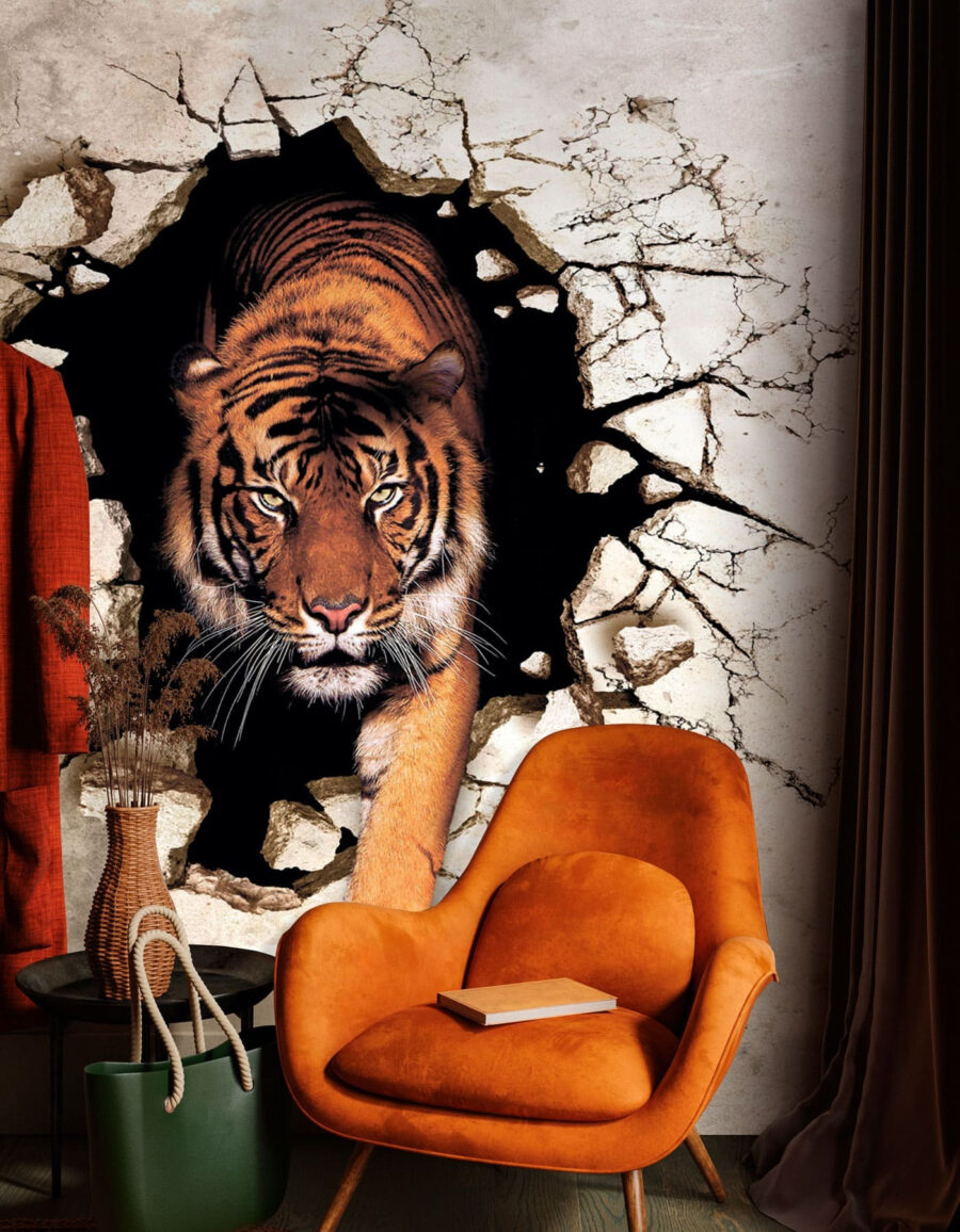 Tiger durch die Wand in einem Interieur