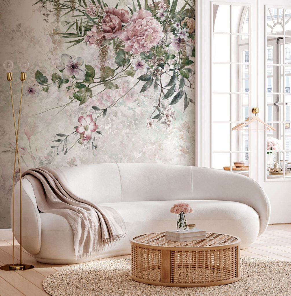 Blüten über verwitterten Wolken in einem Interieur