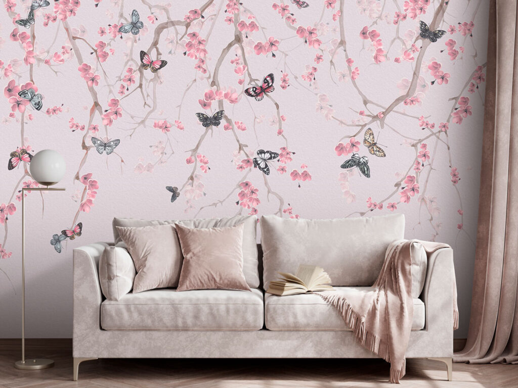 Schmetterlinge unter rosa Blüten in einem Interieur