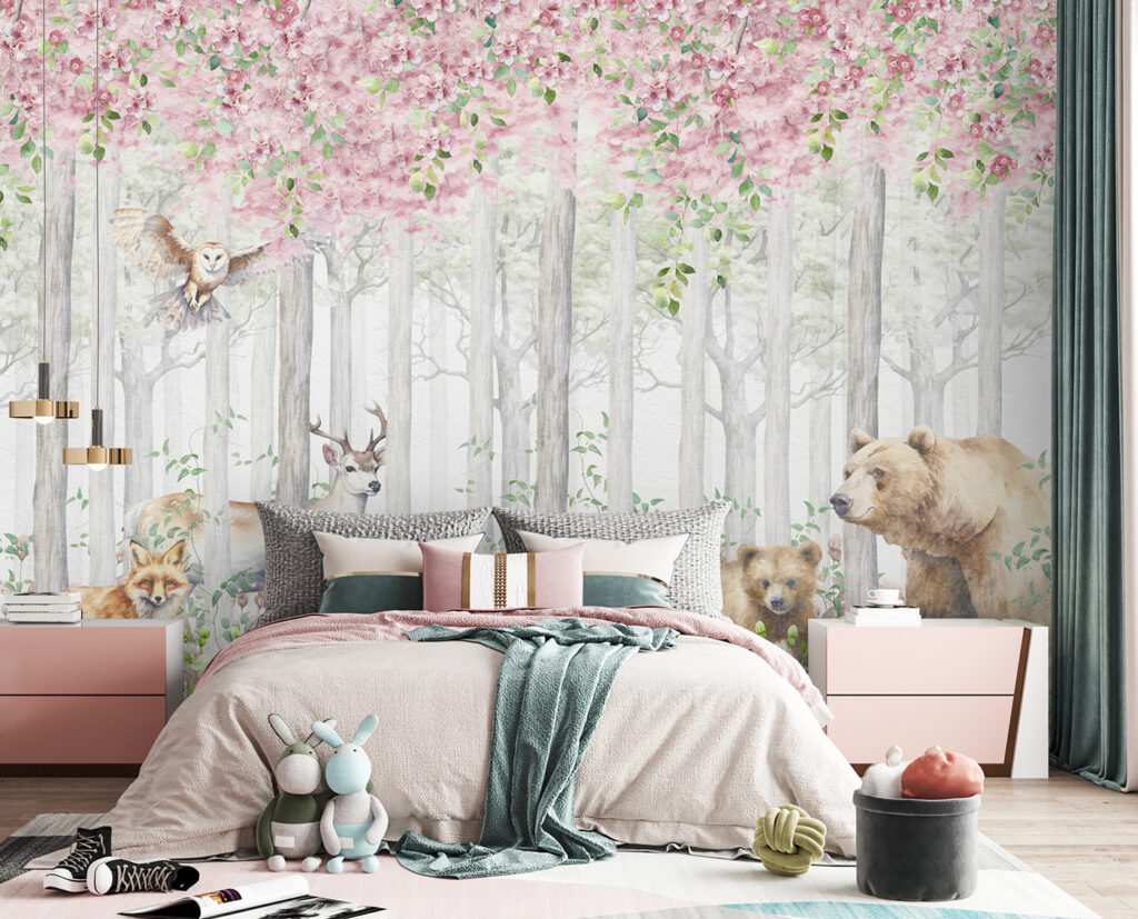 Waldtiere unter rosa Zweigen in einem Interieur