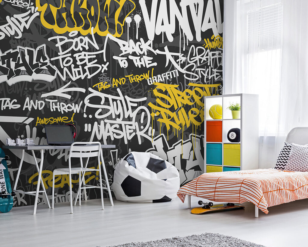 Gelbe Graffiti auf Schwarz in einem Interieur