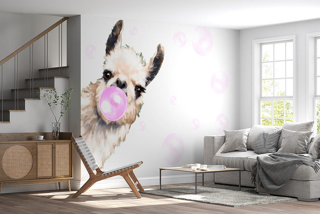 Lama mit Kaugummiblase in einem Interieur
