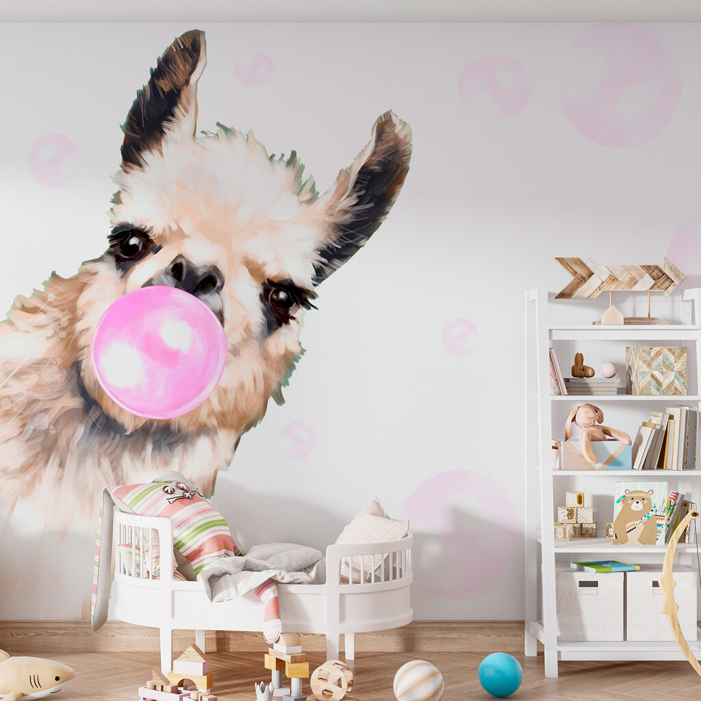 Lama mit Kaugummiblase in einem Interieur