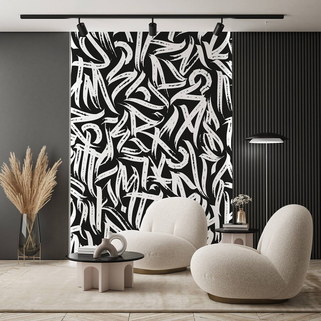 Zeichen in wilden Pinselschwüngen in einem Interieur