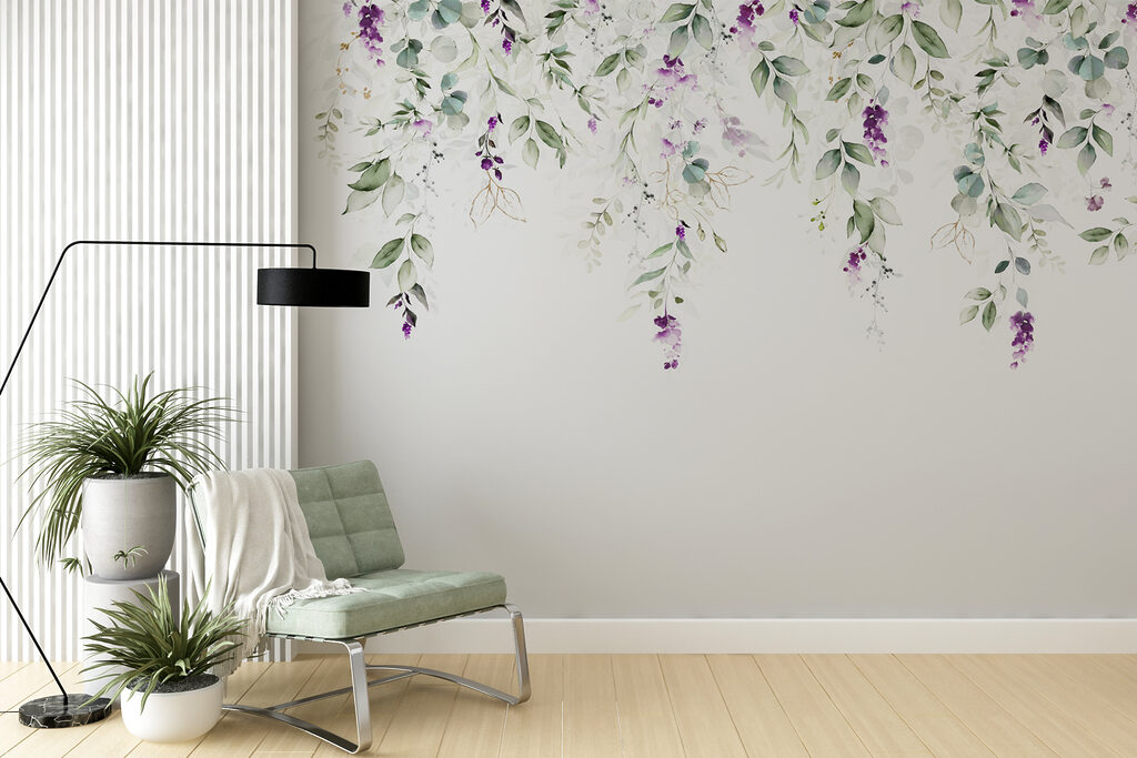 Violette Blüten an Zweigen in einem Interieur