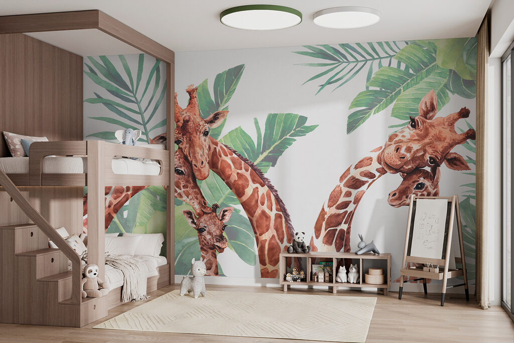 Giraffen im Blattgrün in einem Interieur