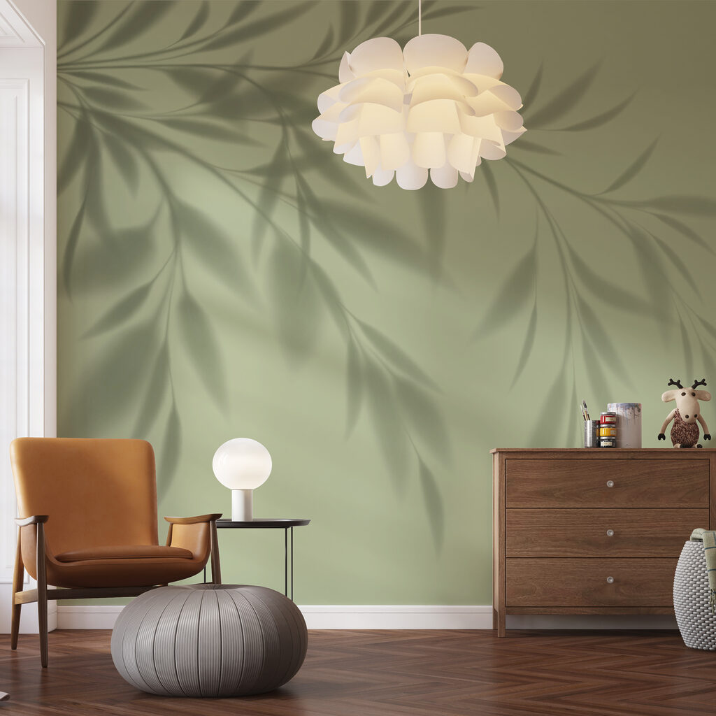 Blattschatten auf zartem Grün in einem Interieur