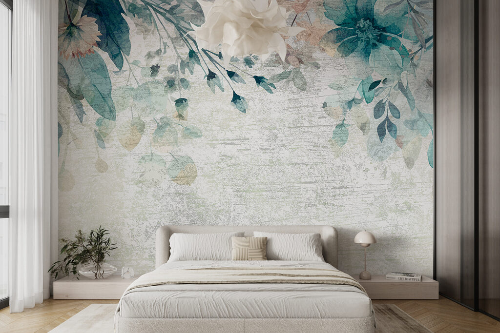 Blaue Blüten auf Patina in einem Interieur