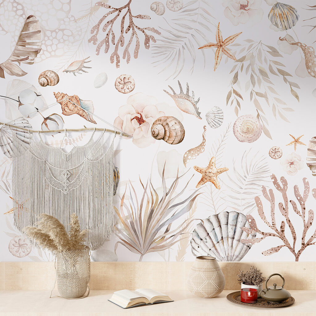 Muscheln zwischen hellen Korallen in einem Interieur