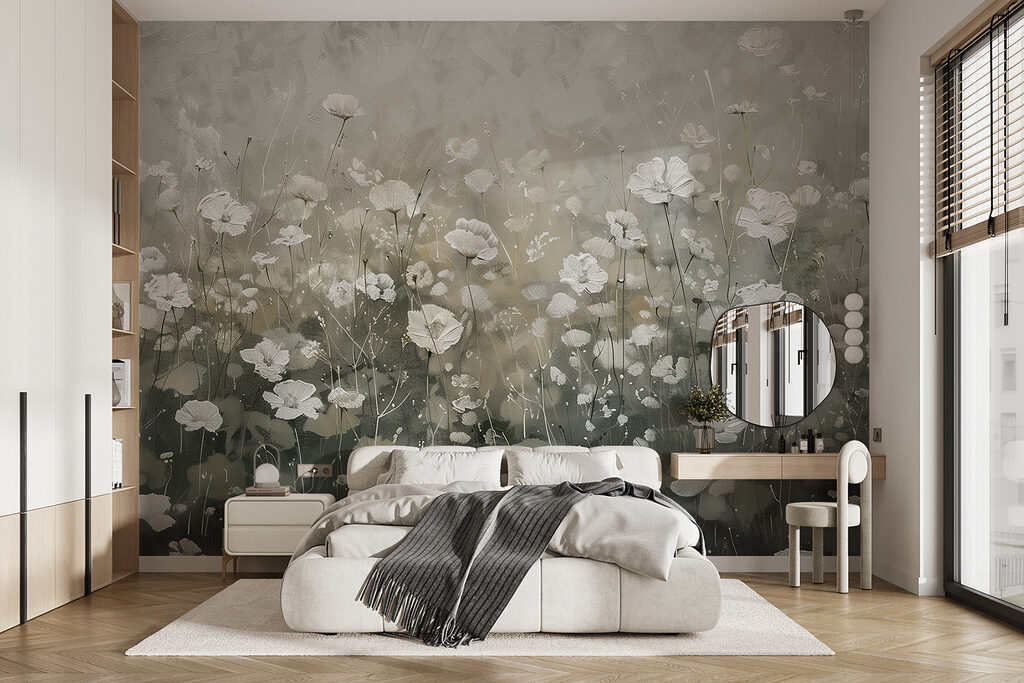 Weiße Blüten im Dämmerlicht in einem Interieur