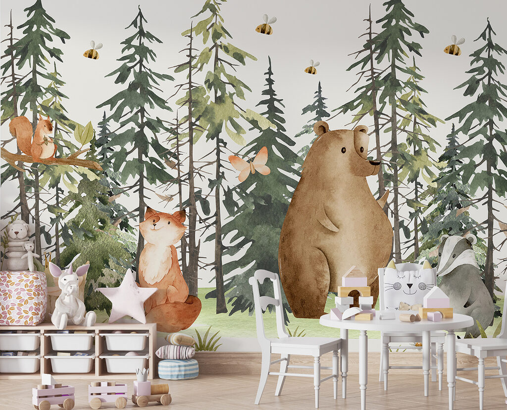 Bär zwischen Tannen in einem Interieur