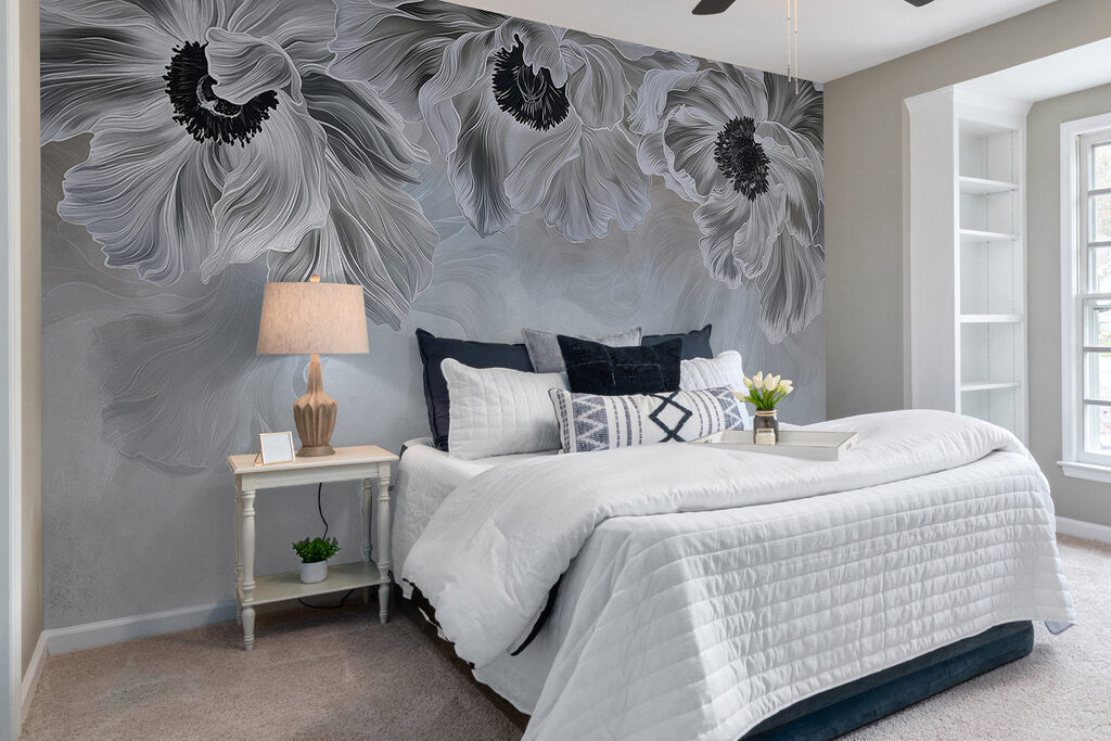 Blüten mit dunklem Herzen in einem Interieur
