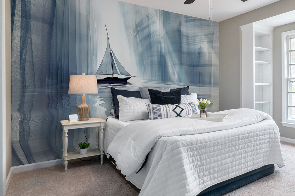 Segelboot zwischen blauen Wänden in einem Interieur