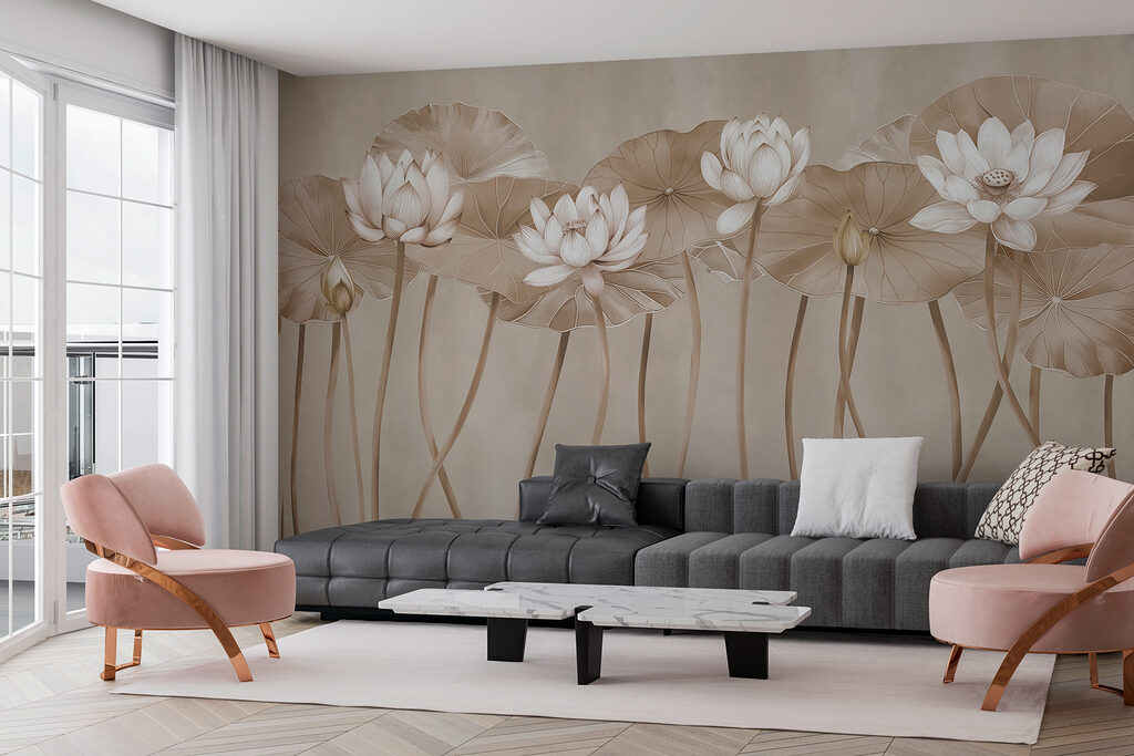 Lotusblüten an gebogenen Stielen in einem Interieur