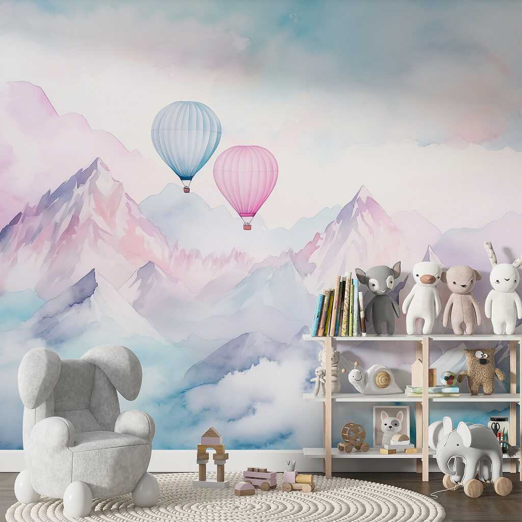 Zwei Ballons zwischen Gipfeln in einem Interieur
