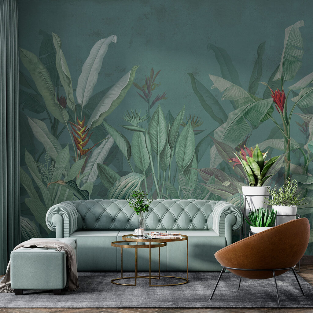 Tropenblüten an langen Stielen in einem Interieur