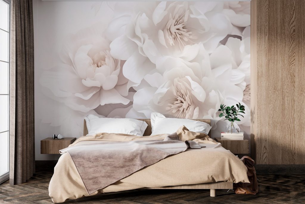 Verblassende weiße Blüten in einem Interieur