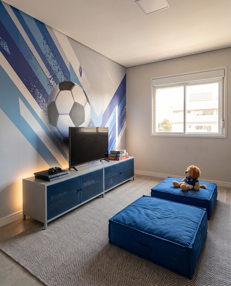 Fußball zwischen schrägen Farbbahnen — Interieur 5