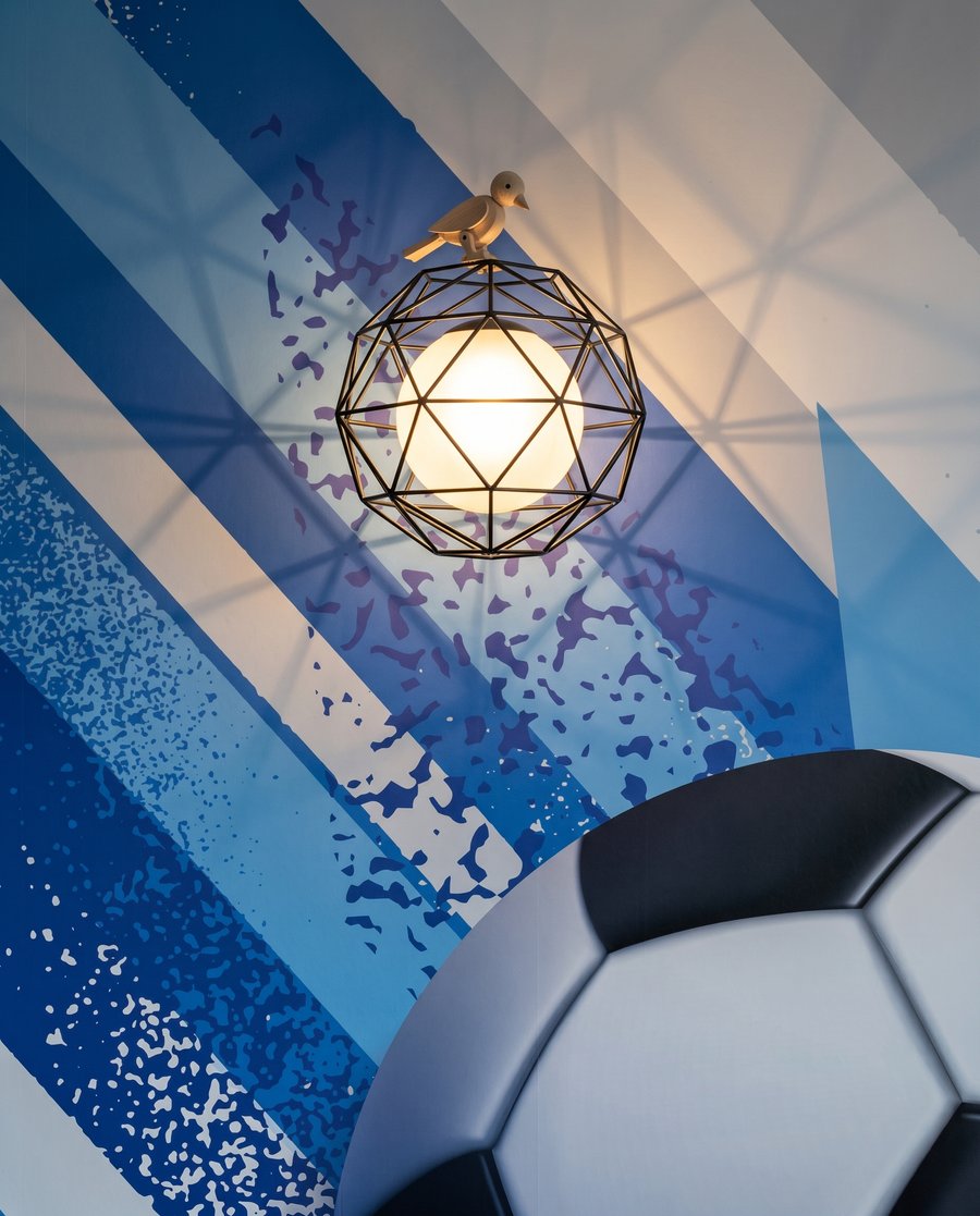 Fußball zwischen schrägen Farbbahnen — Detail