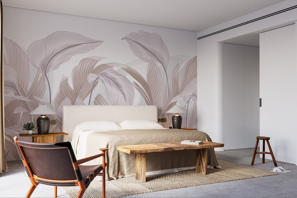 Geschwungene Tropenblätter in einem Interieur