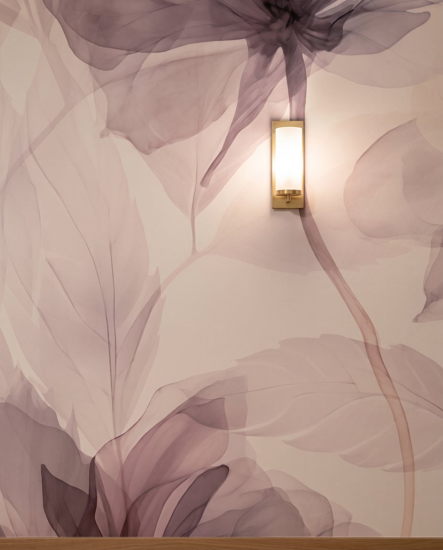 Blüten in malvenfarbenen Schleiern — Interieur 5
