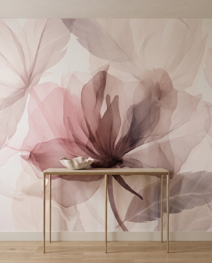 Blüten in malvenfarbenen Schleiern in einem Interieur