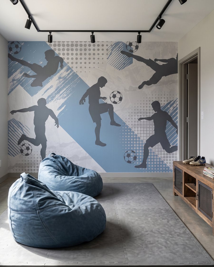 Fußballer in Bewegung in einem Interieur