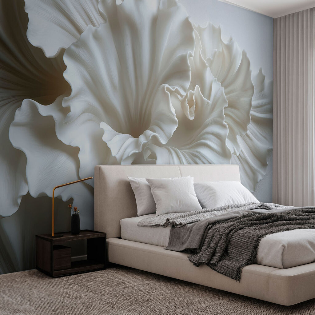 Gefaltete weiße Blüten in einem Interieur