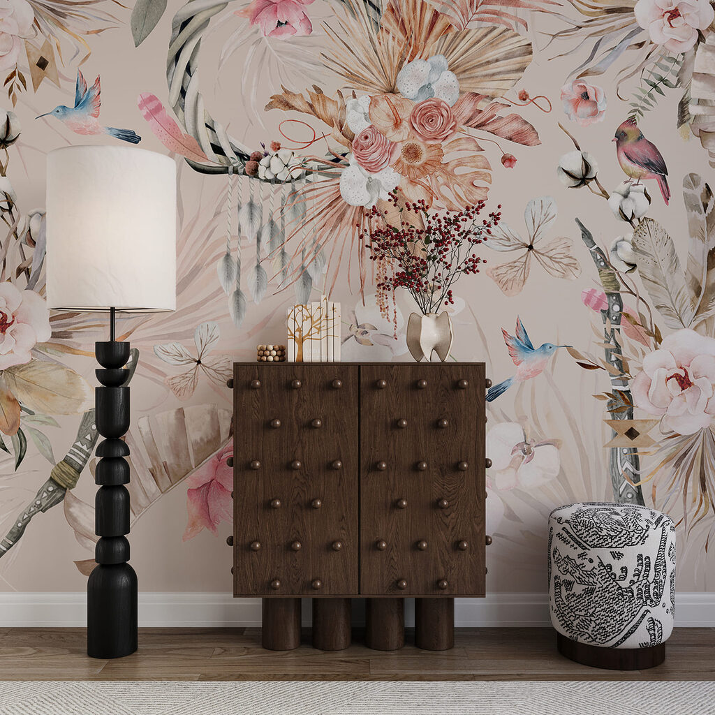 Zierliche Vögel und Blüten in einem Interieur
