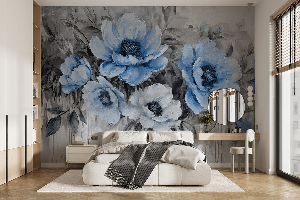 Blumen über verlaufener Farbe in einem Interieur