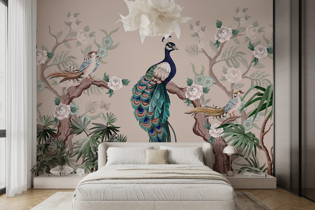 Pfau zwischen Blütenzweigen in einem Interieur