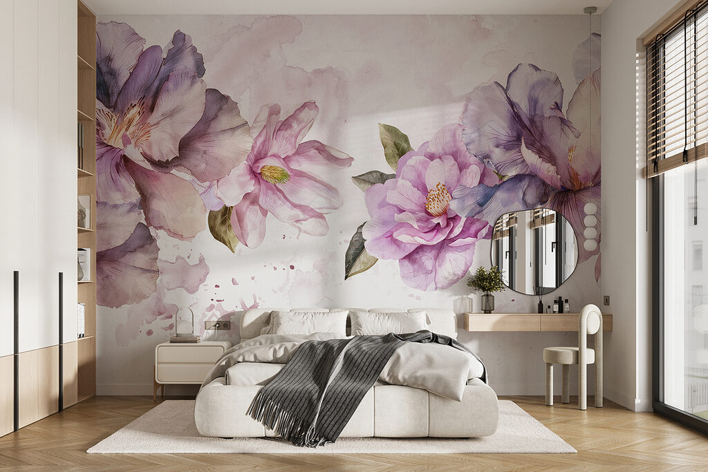 Blüten vor Farbwolken in einem Interieur
