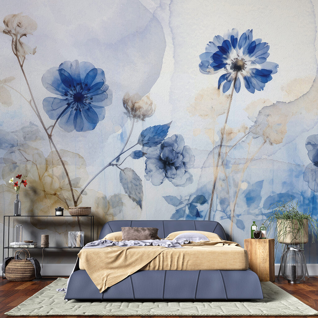 Blaue Blumen in Farbschichten in einem Interieur