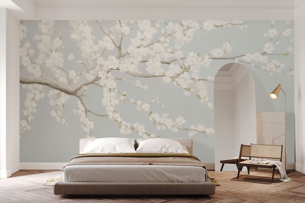 Gebogener Blütenzweig in einem Interieur