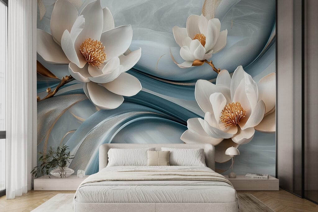 Weiße Blüten auf Blau in einem Interieur